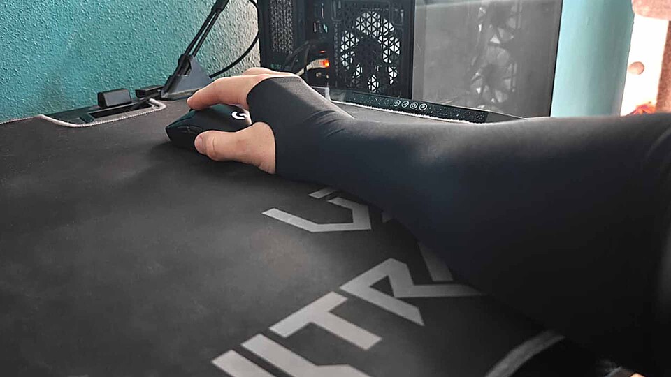 Die glatte Oberfläche des Gaming-Sleeve reduziert die Reibung zwischen Unterarm und Mauspad – besonders bei niedriger Maus-Sensitivität ein echter Vorteil.