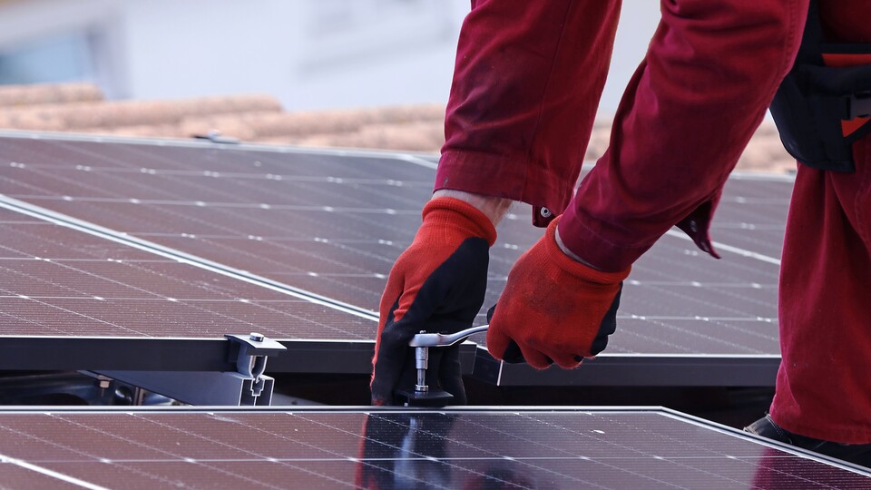Solarzellen auf dem Dach: Jahr für Jahr installieren privcate Haushalte mehr von ihnen und helfen so der Energiewende mit auf die Sprünge. (Bildquelle: Astrid Gast - stock.adobe.com)