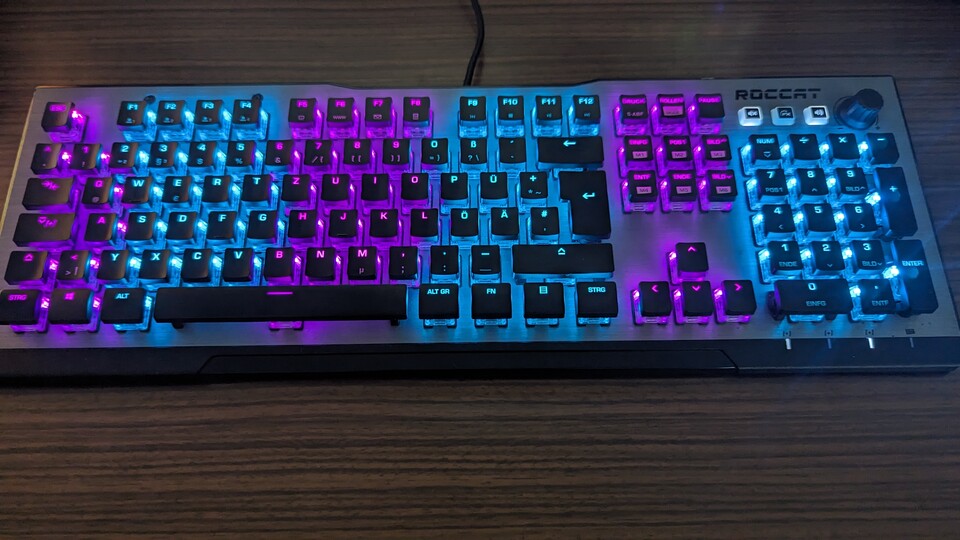 Meine (etwas zu staubige) Roccat 120 Vulcan AIMO. Wenn ihr sie putzen wollt, könnt ihr sie einfach ausstecken und mit einer Bürste durch die Tasten fahren. Eine Sache von einer Minute und dnach sieht sie fast aus wie neu.