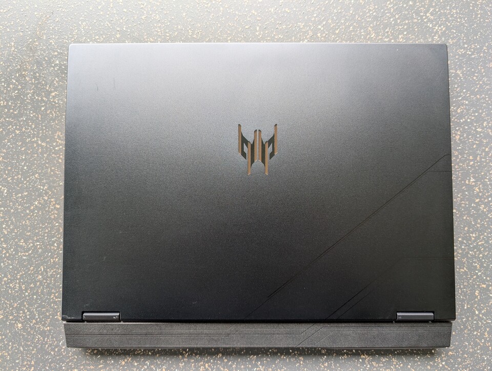 Der Deckel besteht aus Aluminium und ist sehr zurückhaltend gestaltet