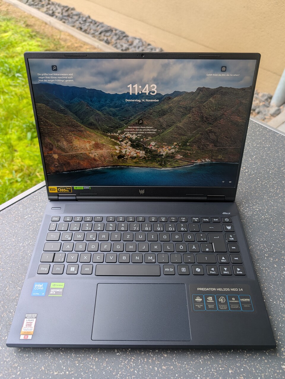 Das Acer Helios Neo 14 mit aufgeklapptem Display