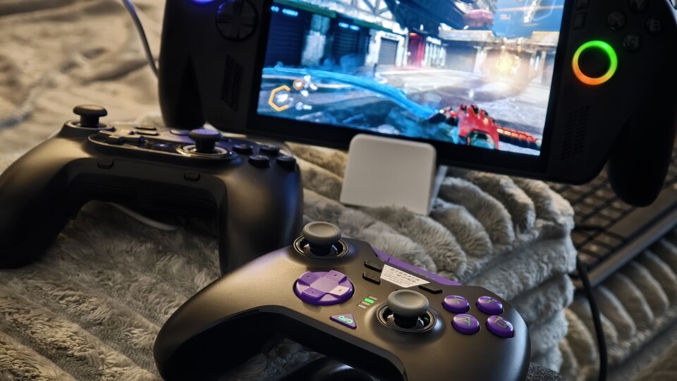Bis spät in die Nacht wiederholte ich die Vergleiche. Hier auf meinem Sofa, dem Asus ROG Xbox Ally X und dem Horipad Steam Controller. (Bildquelle: Duy Linh DinhGameStar Tech)
