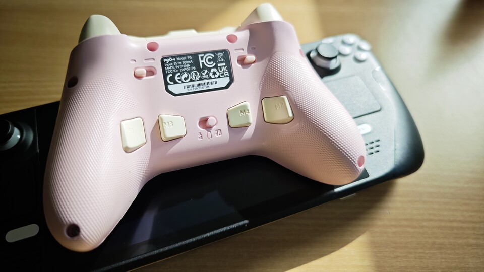 Auf der Rückseite findet ihr vier zusätzliche Tasten, Trigger- und Modi-Schalter. (Bildquelle: Duy Linh DinhGameStar Tech)