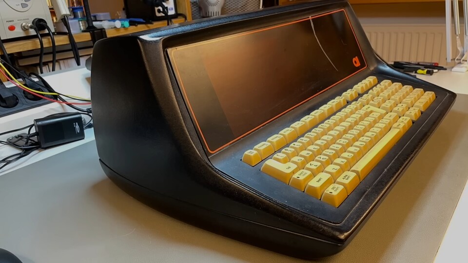 So sieht eine spätere Version des weltweit ersten echten Desktop-PCs mit voll integriertem Prozessor aus. (Bildquelle: YouTubeThe Byte Attic)