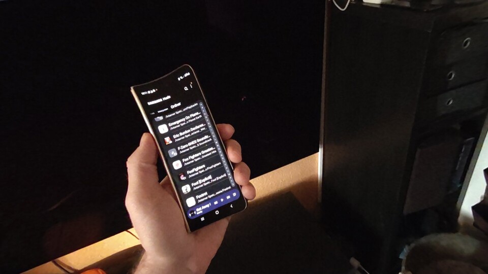 Die Pass-Through-Ansicht überzeugt durch durch plastische Tiefe und gute Kontraste. Selbst Texte vom Handy lassen sich entziffern, sofern die Hintergrundbeleuchtung des Screens nicht zu stark ist.