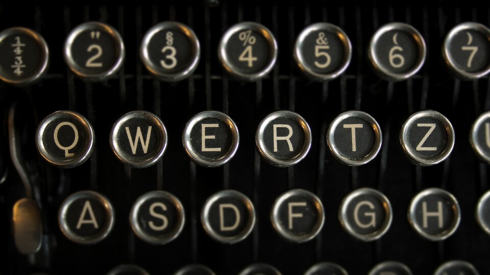 Schon auf Schreibmaschinen fand sich in Deutschland das QWERTZ-Layout. Aber wieso? (Bild: Erkka Varjo_Wirestock Creators - adobe.stock.com)