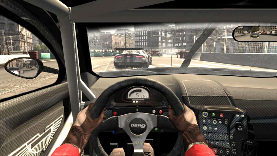 Nur in 16:9-Breitbildauflösungen zeigt das Spiel in der Cockpit-Perspektive auch die Außenspiegel an Ihrem Wagen.