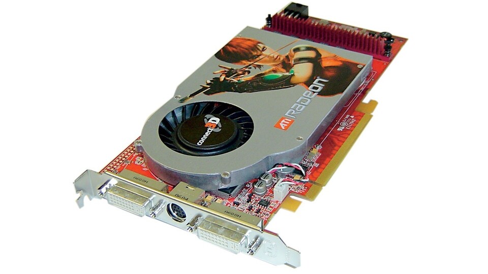 Im Oktober 2005 erscheint die Radeon X1800 XT mit R520-Grafikchip. Sie performt ungefähr auf dem Niveau der im Juni 2005 veröffentlichten Geforce 7800 GTX.