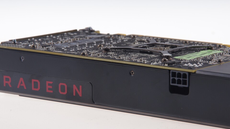 Die AMD Radeon RX 480 besitzt nur einen PCIe-Stromanschluss und darf so offiziell nur 150 Watt verbrauchen. Angeblich liegt der Verbrauch aber oft darüber. AMD bestreitet das und untersucht entsprechende Meldungen.