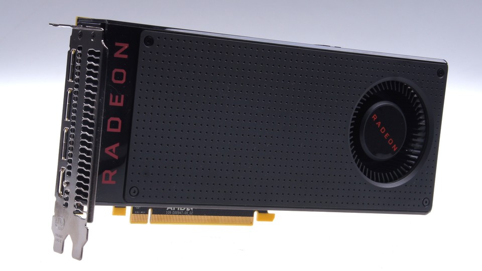 Zum Start gibt es die Radeon RX 480 nur im Referenzdesign von AMD. Erst später folgen Herstellermodelle mit angepassten Kühlsystemen und Taktraten. Was das 256 Euro teure 8,0-GByte-Modell leistet, überprüfen wir im Test.