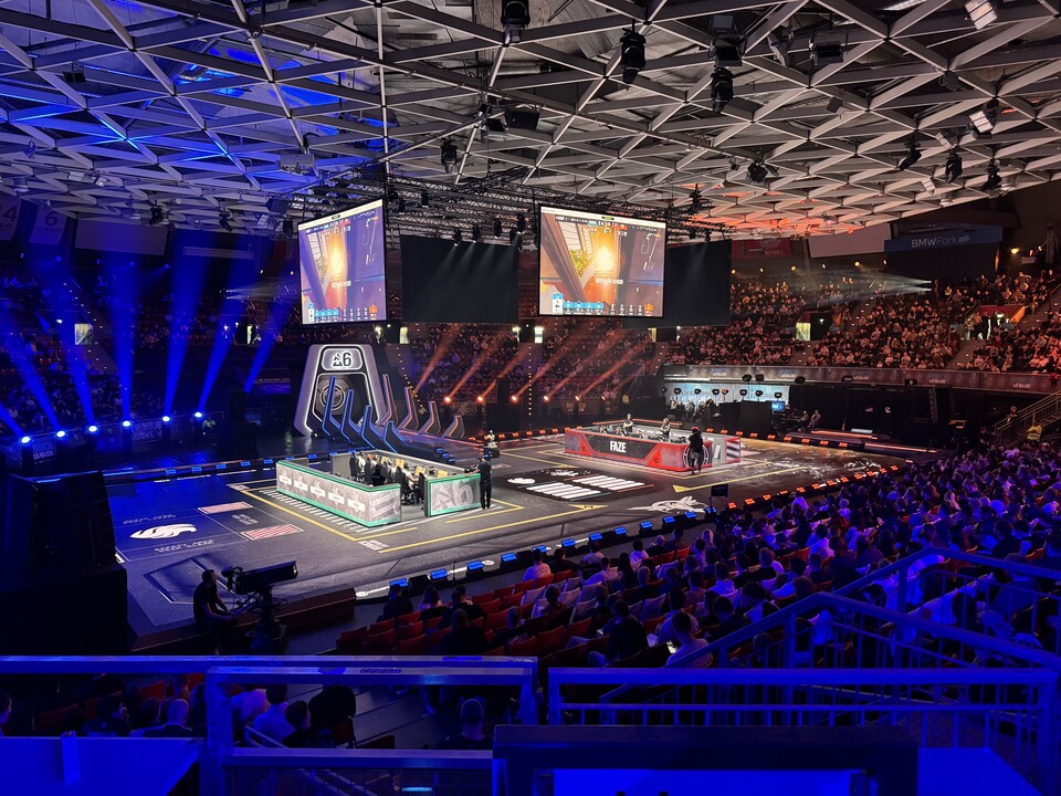 Der Hallenboden war eine riesige digitale Fläche, auf der auch die Spielernamen abgebildet wurden.