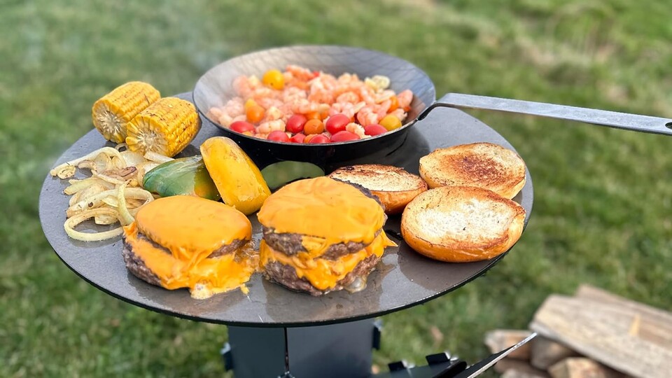 Egal, ob Fleisch, Gemüse oder Pfannengerichte: Mit dem Raketenofen könnt ihr jedes eurer Wunschgerichte unter freiem Himmel zubereiten!