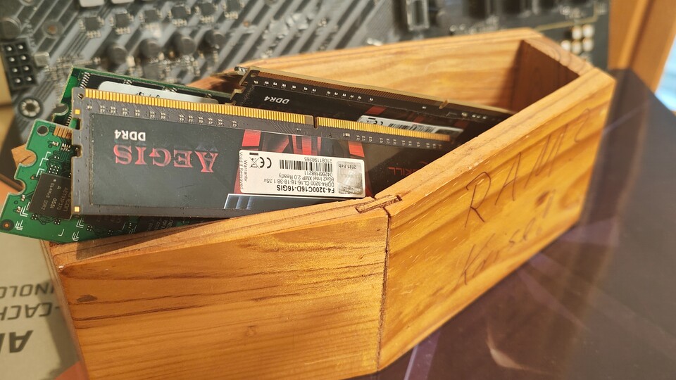 Ihr habt noch DDR4-RAM herumliegen oder könnt einem bestehenden PC etwas stibitzen? Dann spart ihr vielleicht genug Geld, um eine noch schnellere GPU zu verbauen.