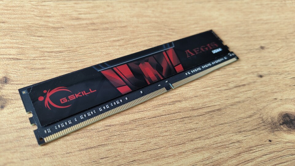 So sieht ein Arbeitsspeicher-Modul aus. Sie werden umgangssprachlich auch einfach RAM-Sticks genannt.