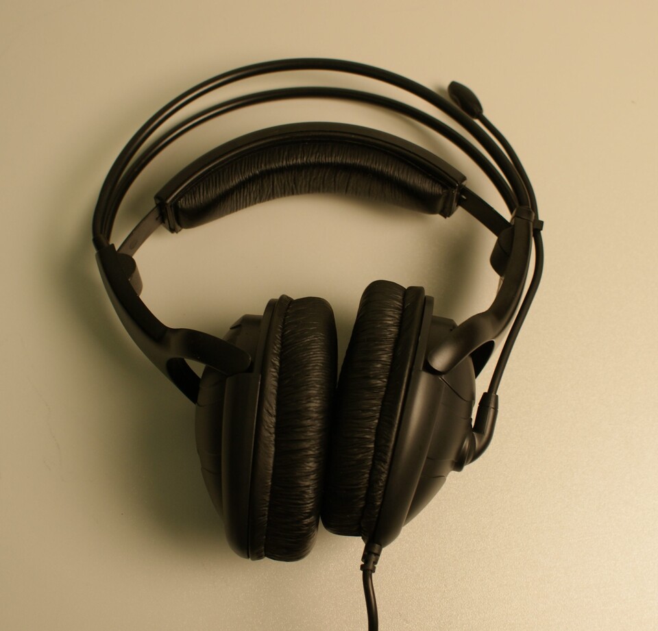 Der flexible Mikrofonarm lässt sich bei Bedarf bequem am Kopfbügel festklemmen.