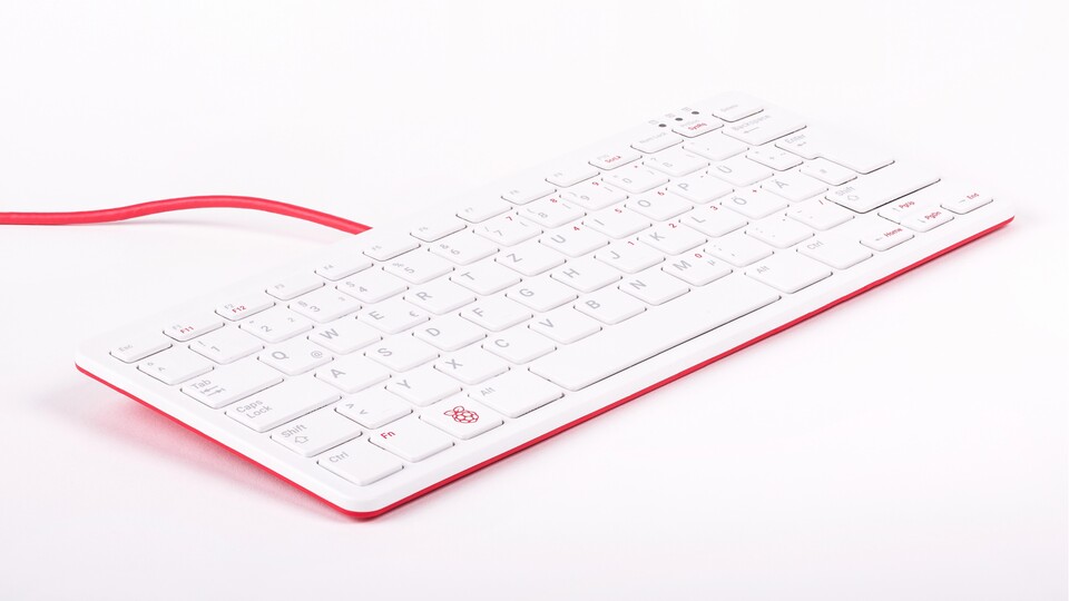 Die kompakte Raspberry Pi Tastatur besitzt 78 Tasten und bietet auf der Rückseite drei USB-2.0-Anschlüsse.