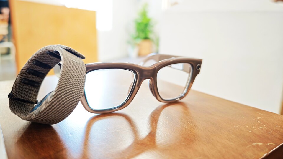 Diese Brille projiziert ein Hologramm in euer Sichtfeld. Gesteuert wird sie per Fingergesten, die mit dem dazugehörigen Armband erkannt werden. Im ersten Hands-On hat das sehr zuverlässig funktioniert. (Bildquelle: Duy Linh DinhGameStar Tech)