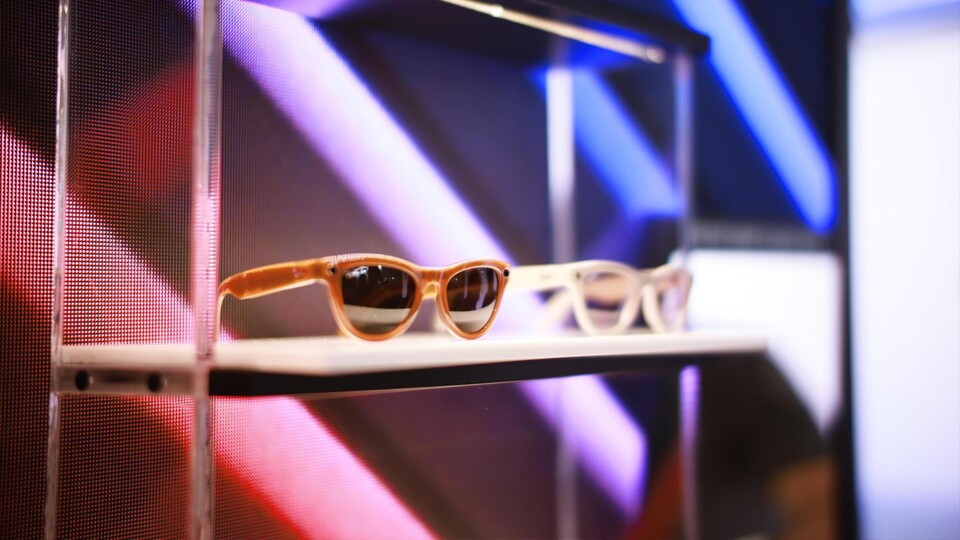 Zwei Meta-Ray-Ban-Brillen, die auf der IFA ausgestellt wurden. (Bildquelle: GameStar)