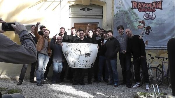 Mitarbeiter von Ubisoft Montpellier, die Entwickler von Rayman Legens, protestieren vor ihrem Sitz gegen die Verschiebung ihres eigenen Spiels.