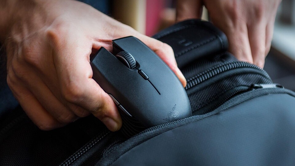 Die Razer Atheris findet in jeder Tasche Platz und der USB-Adapter lässt sich ebenfalls sicher verstauen.