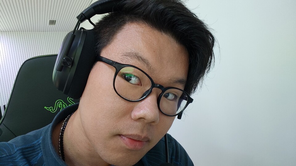 Linh hat sich das neue E-Sports-Flaggschiff vor einiger Zeit ebenfalls kurz auf einem Presse-Event ansehen können. Hier ist er mit dem Gerät in Aktion. (Bildquelle: Duy Linh DinhGameStar Tech)