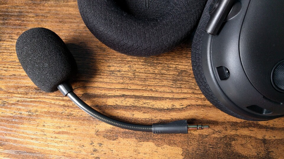 Auch beim Nachfolger bekommen wir ein hochwertiges Mikrofon, das sich abnehmen lässt. (Bildquelle: Nele WobkerGameStar Tech)