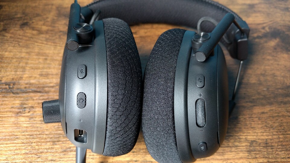 Neu sind die geriffelten Bedienelemente, aber das ist noch nicht alles. (Bildquelle: Nele WobkerGameStar Tech)