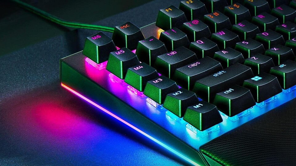 An der linken Seite der Razer BlackWidow V4 sitzen sechs programmierbare Makro-Tasten – genau wie bei meiner sehr geschätzten Corsair K100 RGB.