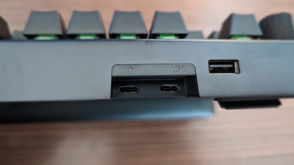 1x USB-C für die Verbindung zum Rechner, 1x USB-C + 1x USB-A für Daten- oder weitere Peripheriegeräte