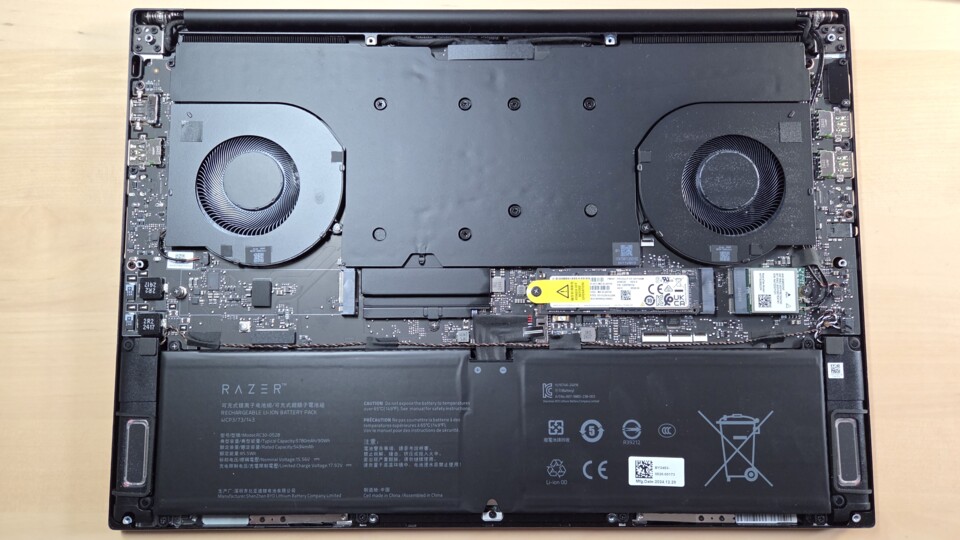 Im sauber aufgebauten Innenraum des Blade 16 gibt es noch Platz für eine weitere m.2-SSD.