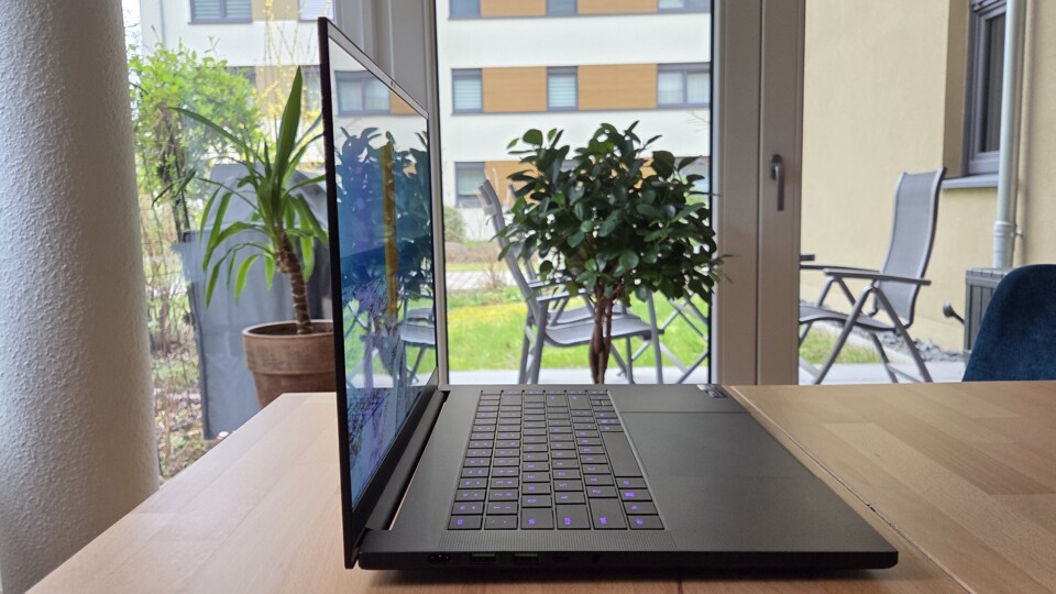 Besonders Gaming-Laptops verbringen viel Zeit mit angestecktem Ladekabel. (Bildquelle: Sven ScharpeGameStar Tech)