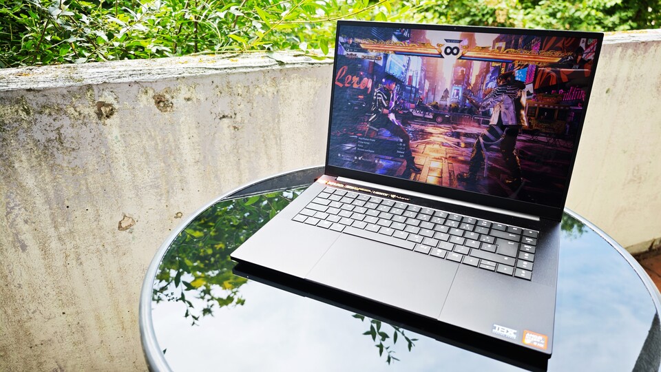 Ein Gaming-Laptop bietet nicht ganz die mobile Flexiblität eines Handhelds, ist aber nah dran und deutlich leistungsstärker. (Bildquelle: Duy Linh DinhGameStar Tech)