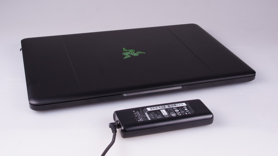 Der Akku ist genau wie das Notebook selbst kein großer, schwerer Klotz sondern relativ kompakt gehalten, was sich positiv auf die Mobilität des Razer Blade Pro auswirkt.