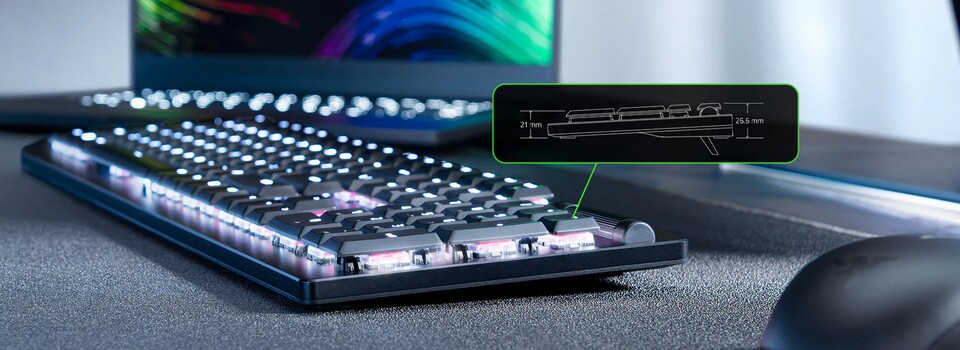 Die Razer DeathStalker V2 Pro zeichnet sich durch ein sehr flaches aber robustes Aluminiumgehäuse aus, die ebenfalls flachen Tasten passen da gut ins RGB-erleuchtete Bild.