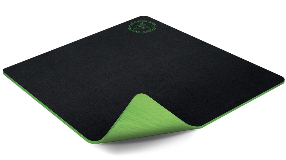 Many manufacturers now offer giant mouse pads such as the Razer Gigantus with a full 45 cm side length - there is enough space even for extremely low-sense gamers.
