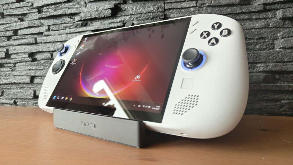 Hier seht ihr den Razer Handheld Dock Chroma mit dem Lenovo Legion Go S.