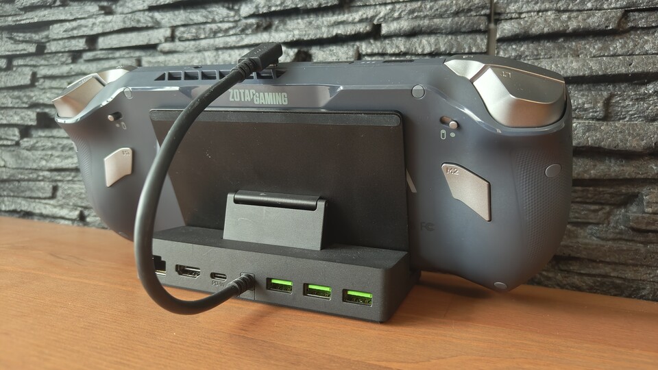 Ja, ihr seht das richtig: Der Razer Handheld Dock Chroma kann die Lüftungsschlitze verdecken. Beim Zotac Zone sogar vollständig.