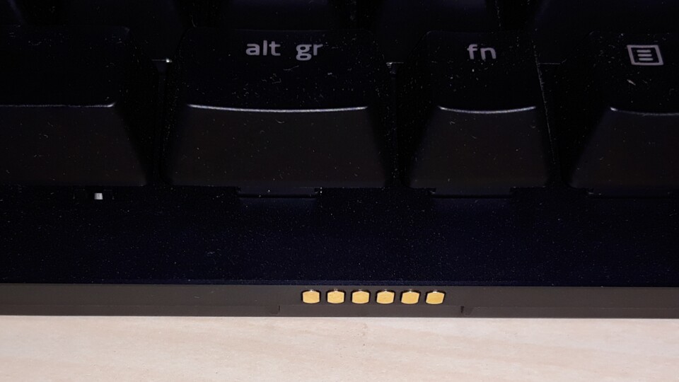 Wollt ihr die Handballenauflage der Tastatur entfernen, zieht ihr sie ganz einfach von dem magnetischen Mechanismus ab.