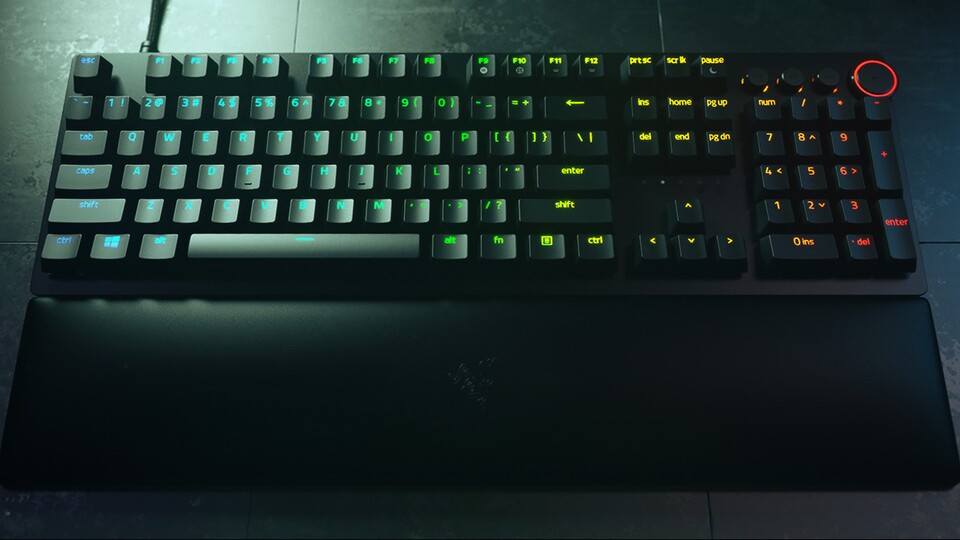 Die Razer Huntsman verfügt neben den optischen Switches auch über einen multifunktionalen Drehregler und vier Medientasten, die euch optimale Kontrolle während des Spielens ermöglichen.