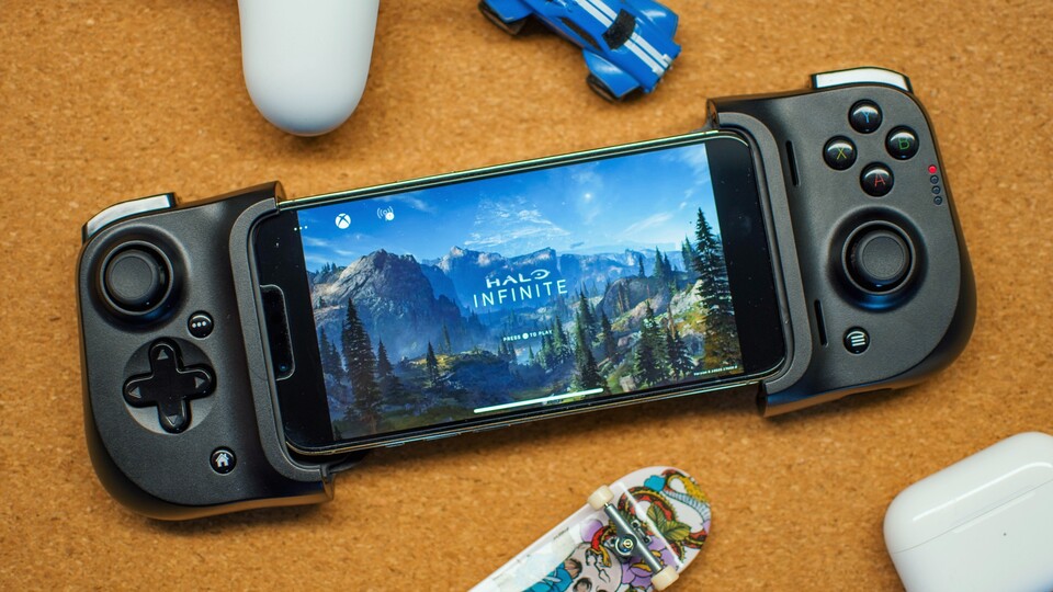 Halo Infinite auf dem Handy: Mit Teleskop-Controllern wie diesem Razer Kishi wird jedes Handy zu einem Streaming-Handheld. (Bild: Ryland Dean über Unsplash)