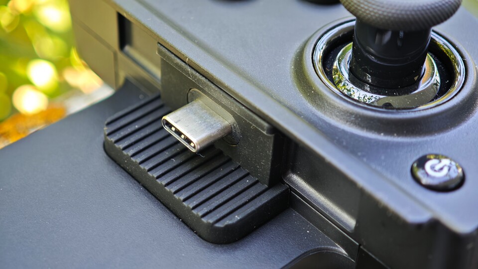 Diese Gummiauflage unter dem USB-C-Anschluss lässt sich entfernen und gegen kleinere austauschen. Bei Handys mit Hüllen könnt ihr sie auch komplett weglassen. (Bildquelle: Duy Linh DinhGameStar Tech)