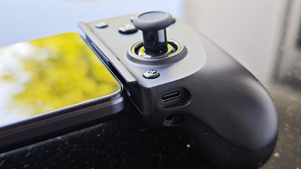 Einer der größten Vorteile von Mobile-Controllern mit USB-C ist oft die Möglichkeit, das Handy beim Spielen aufladen zu können. (Bildquelle: Duy Linh DinhGameStar Tech)