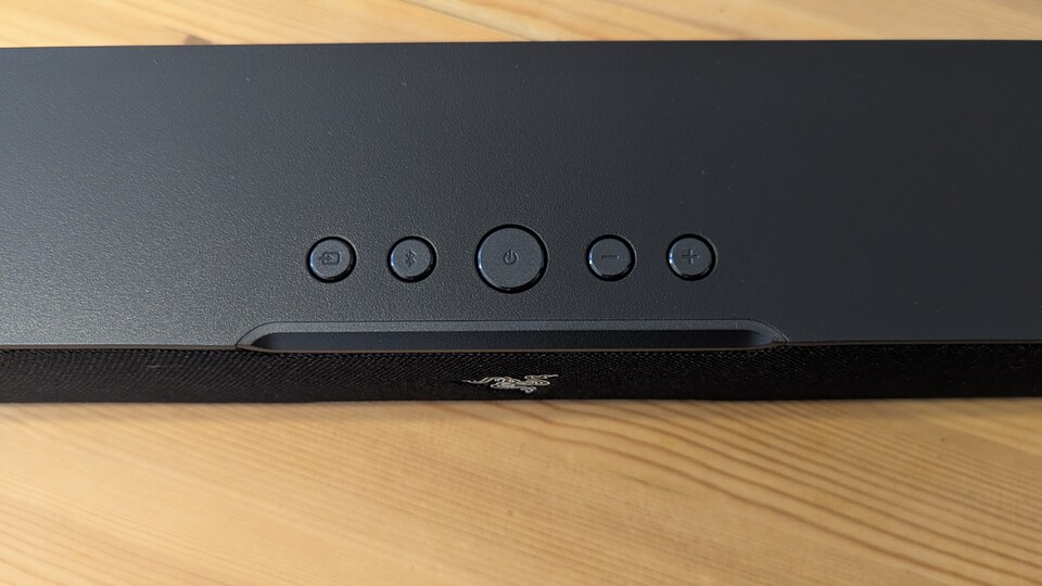 Lautstärke und Verbindungsart könnt ihr mit Knöpfen an der Soundbar selbst einstellen.