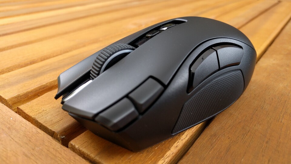 Die Razer Naga V3 Pro hat eine besondere Form mit vielen Kurven. (Bildquelle: Nele WobkerGameStar Tech)