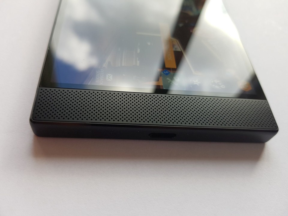 Die Lautsprecher des Razer Phone 2 klingen erstaunlich gut angesichts der Größe, in den Öffnungen sammelt sich aber schnell Staub.