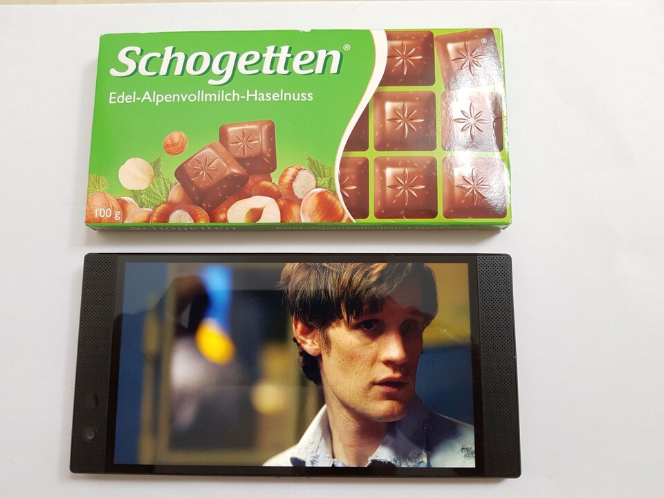 Razer Phone 2 vs. Schokoladentafel - die Schokolade ist im Größenvergleich nur etwas dicker.