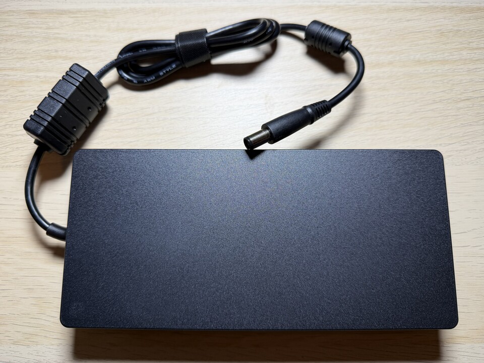 Das Netzteil ist fast so groß wie das Dock selbst.