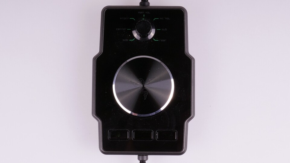 Die solide Fernbedienung erlaubt den simultanen Anschluss eines Lautsprechersystems.