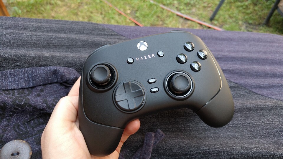 Nele: Der Controller lag bei mir perfekt in den Händen, aber ich bin immer wieder an die Backpaddles gekommen. Irgendwann konnte ich das unfreiwillige Betätigen aber locker ignorieren. Dennoch hätte ich mir gewünscht, dass man diese komplett blockieren kann.