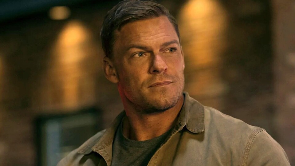 Reacher (Alan Ritchson) muss auf Amazon in Zukunft eine kleine Ecke für seine Freundin Neagley freiräumen. Bildquelle: Amazon Prime Video